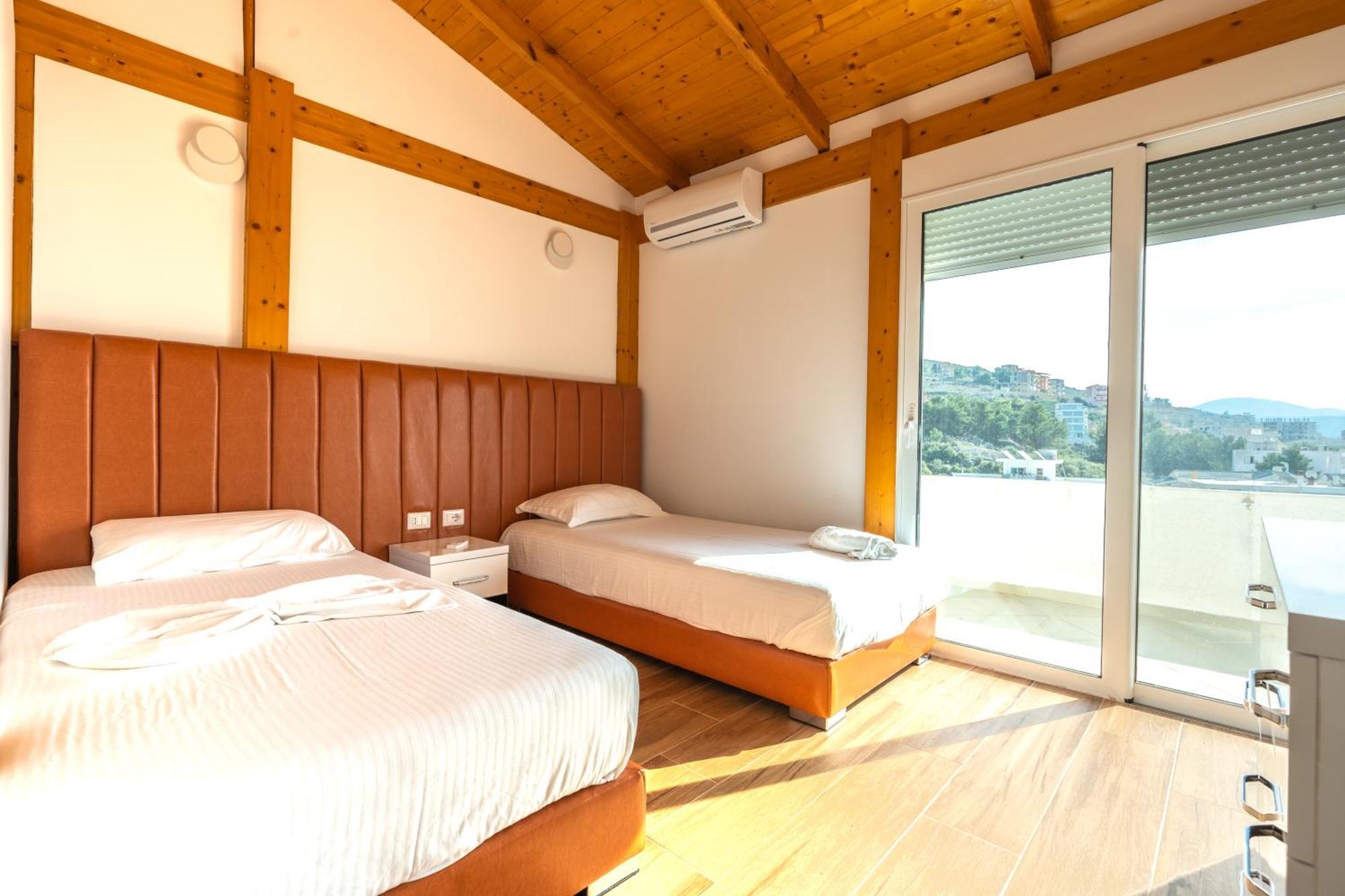 Deluxe Wooden Apartment *