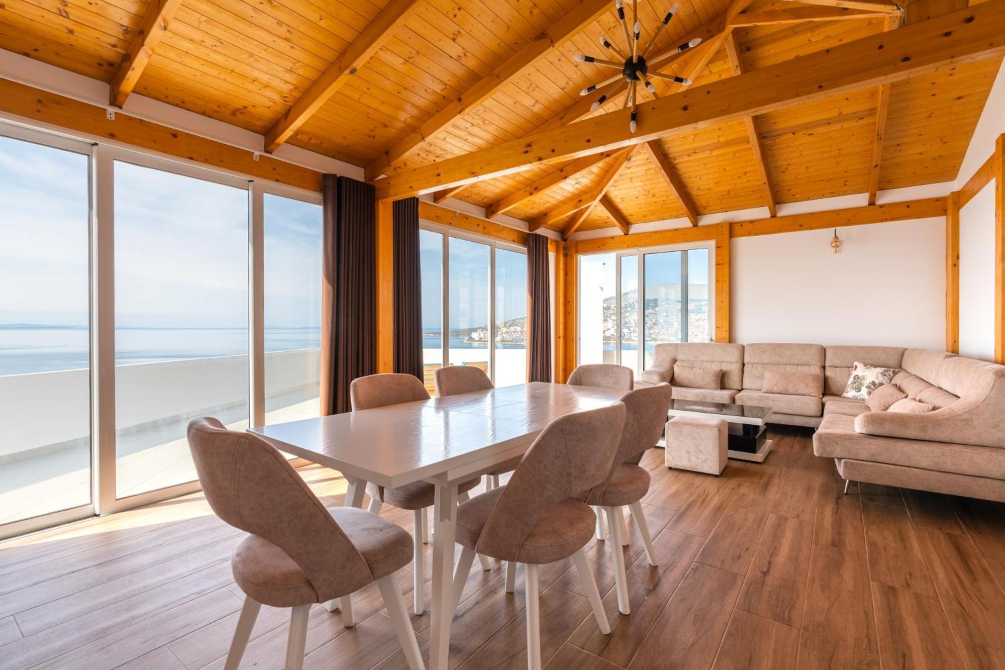 Deluxe Wooden Apartment *